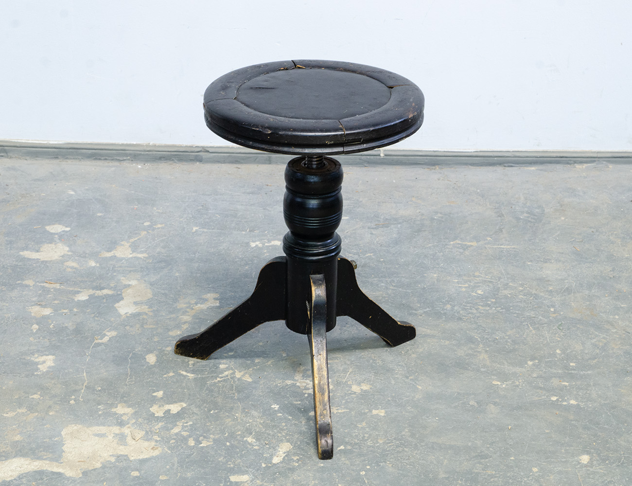 Старинный винтовой табурет