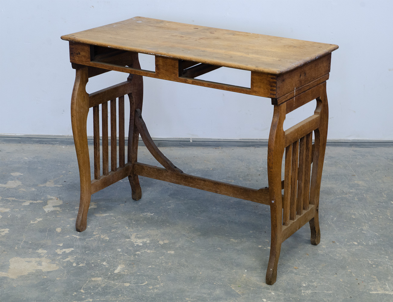 Антикварный письменный стол модерн