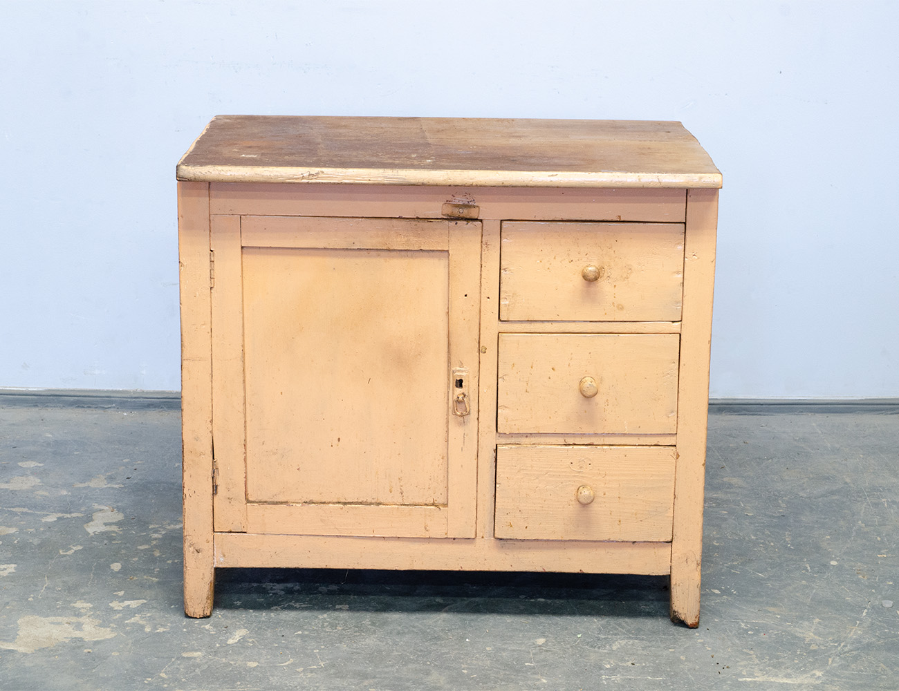 Старинная кухонная тумба