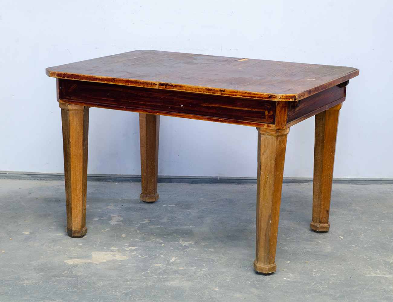 Старинный обеденный стол