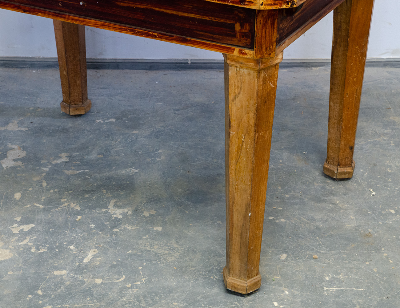 Старинный обеденный стол