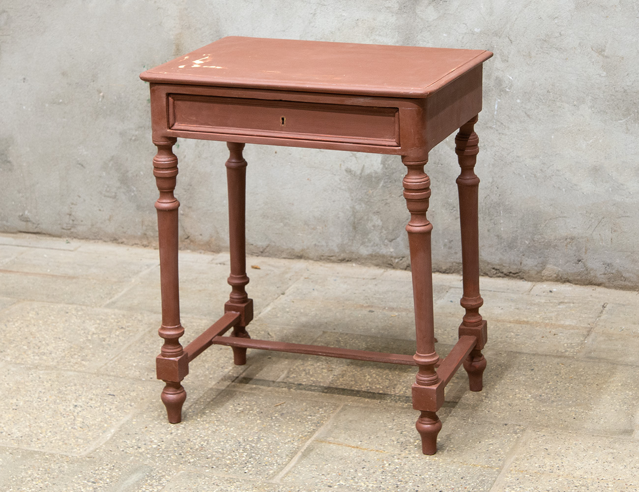 Старинный столик для рукоделия