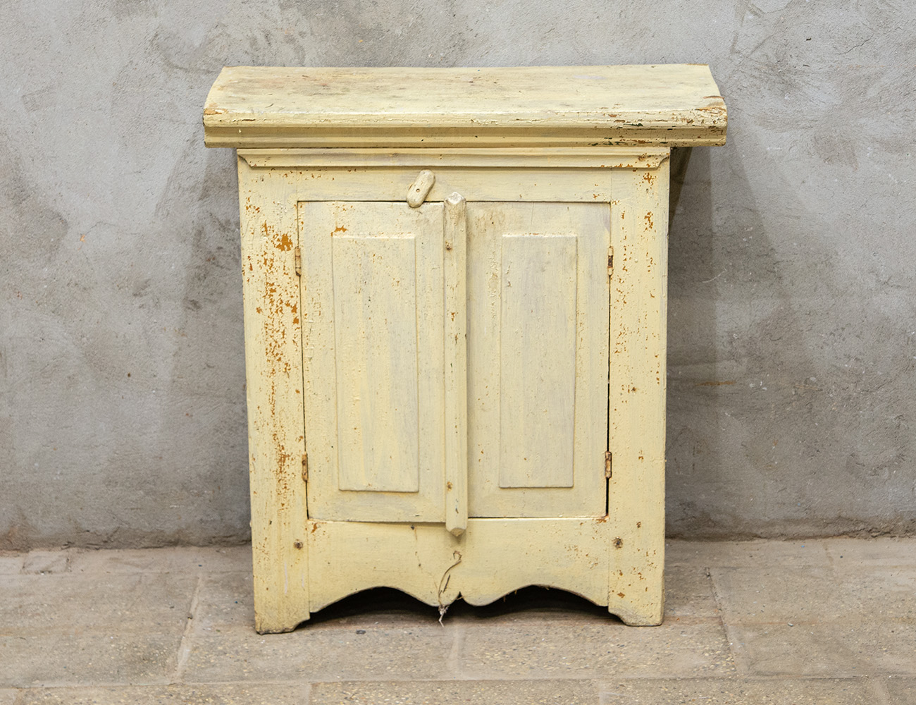 Старинная деревенская тумба