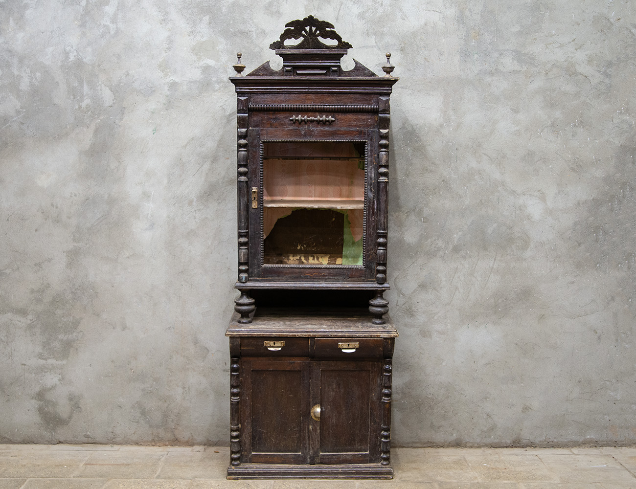 Старинная посудная горка