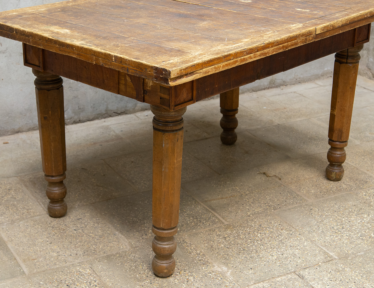 Старинный обеденный стол