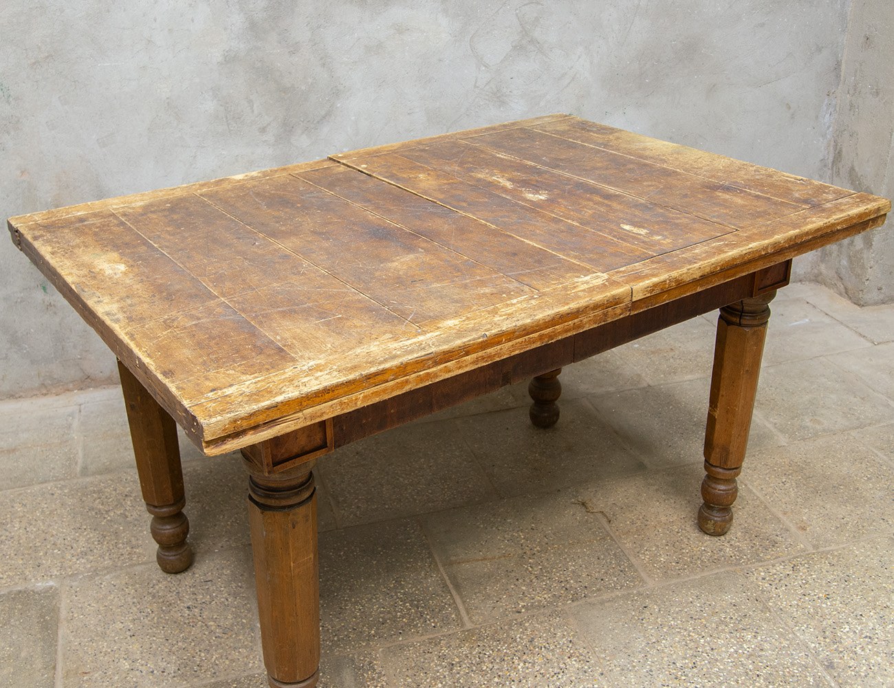 Старинный обеденный стол