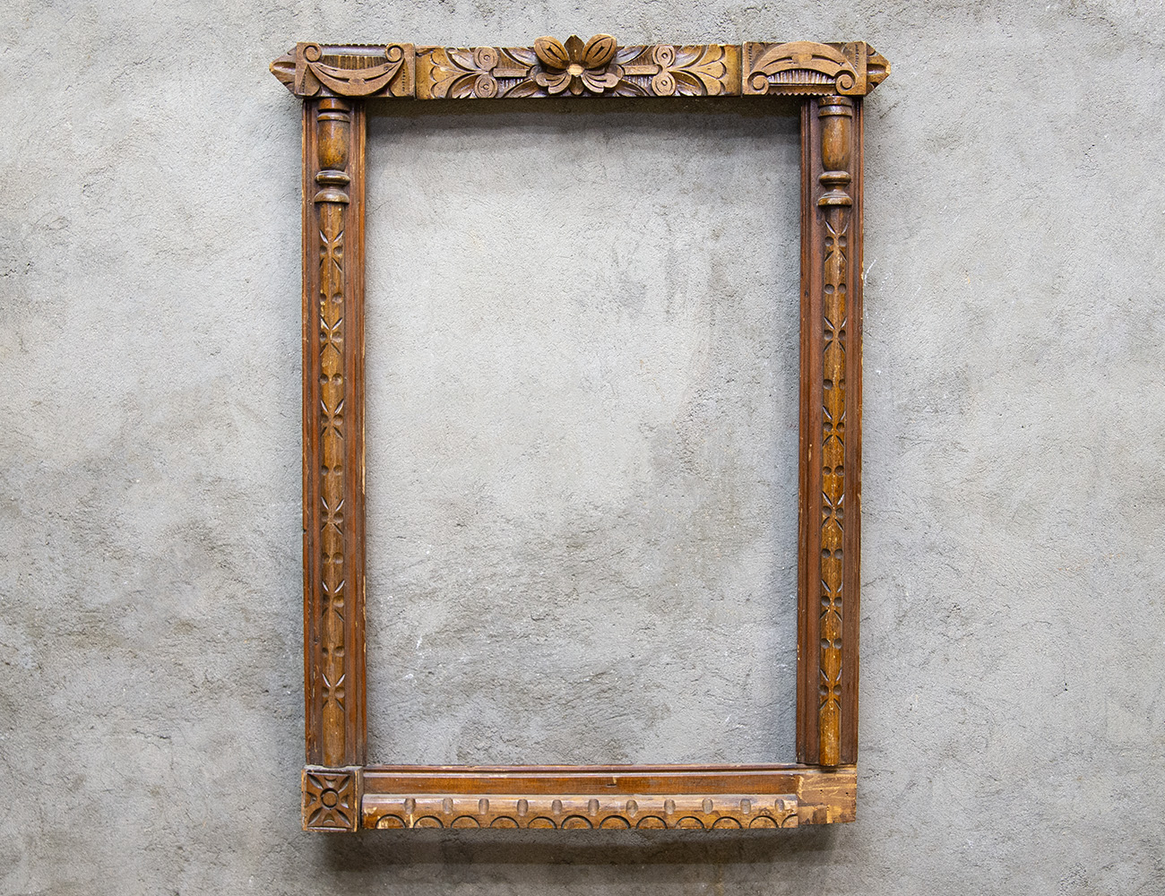 Старинный оклад настенного зеркала