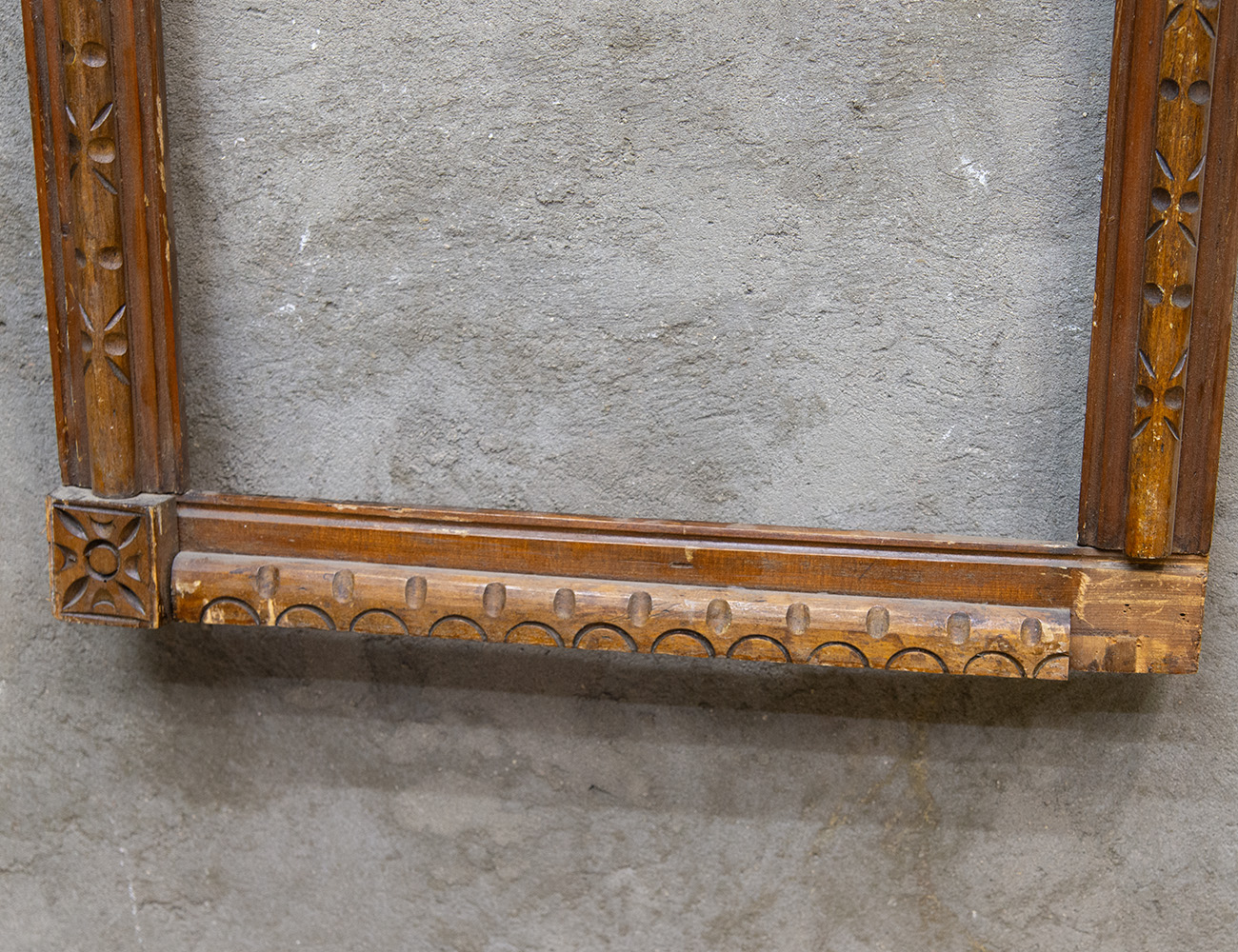 Старинный оклад настенного зеркала