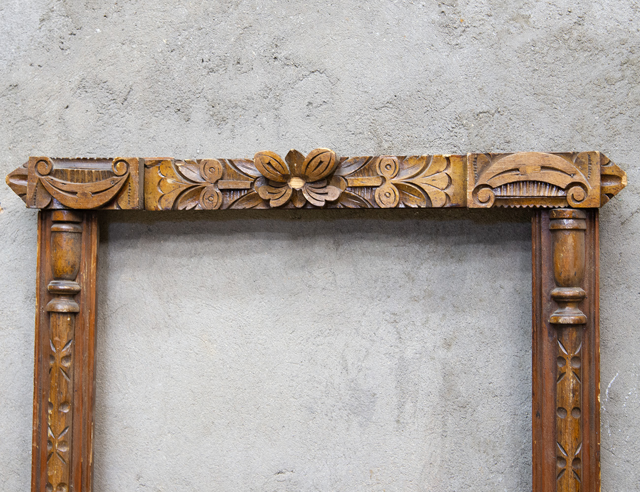 Старинный оклад настенного зеркала