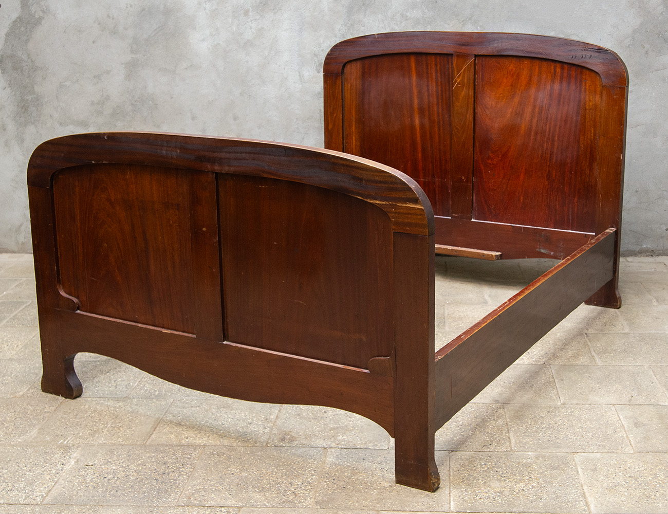 Антикварная двуспальная кровать красного дерева