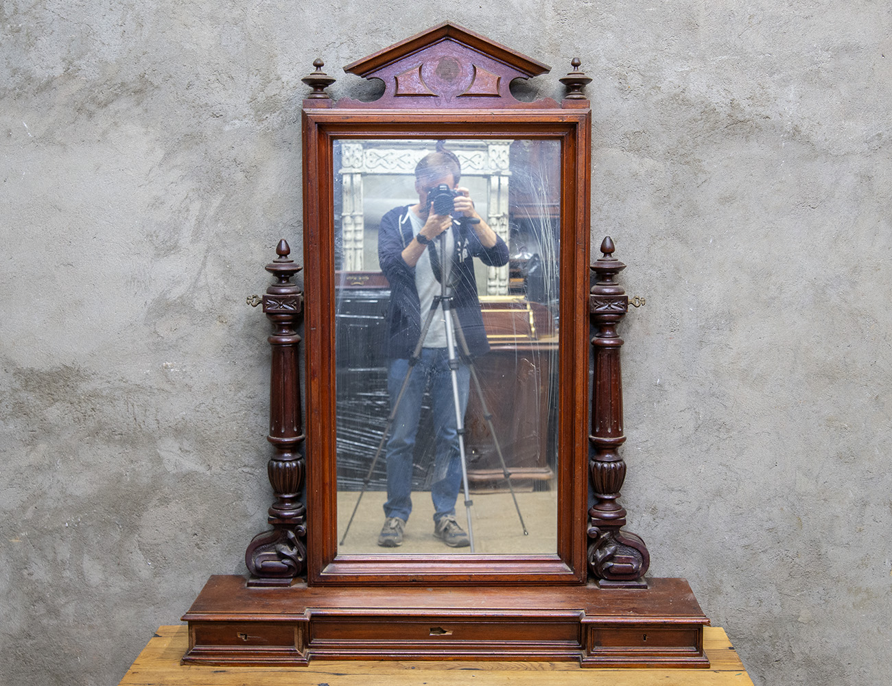 Антикварное накомодное зеркало