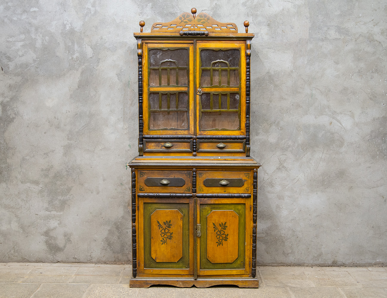 Старинный буфет