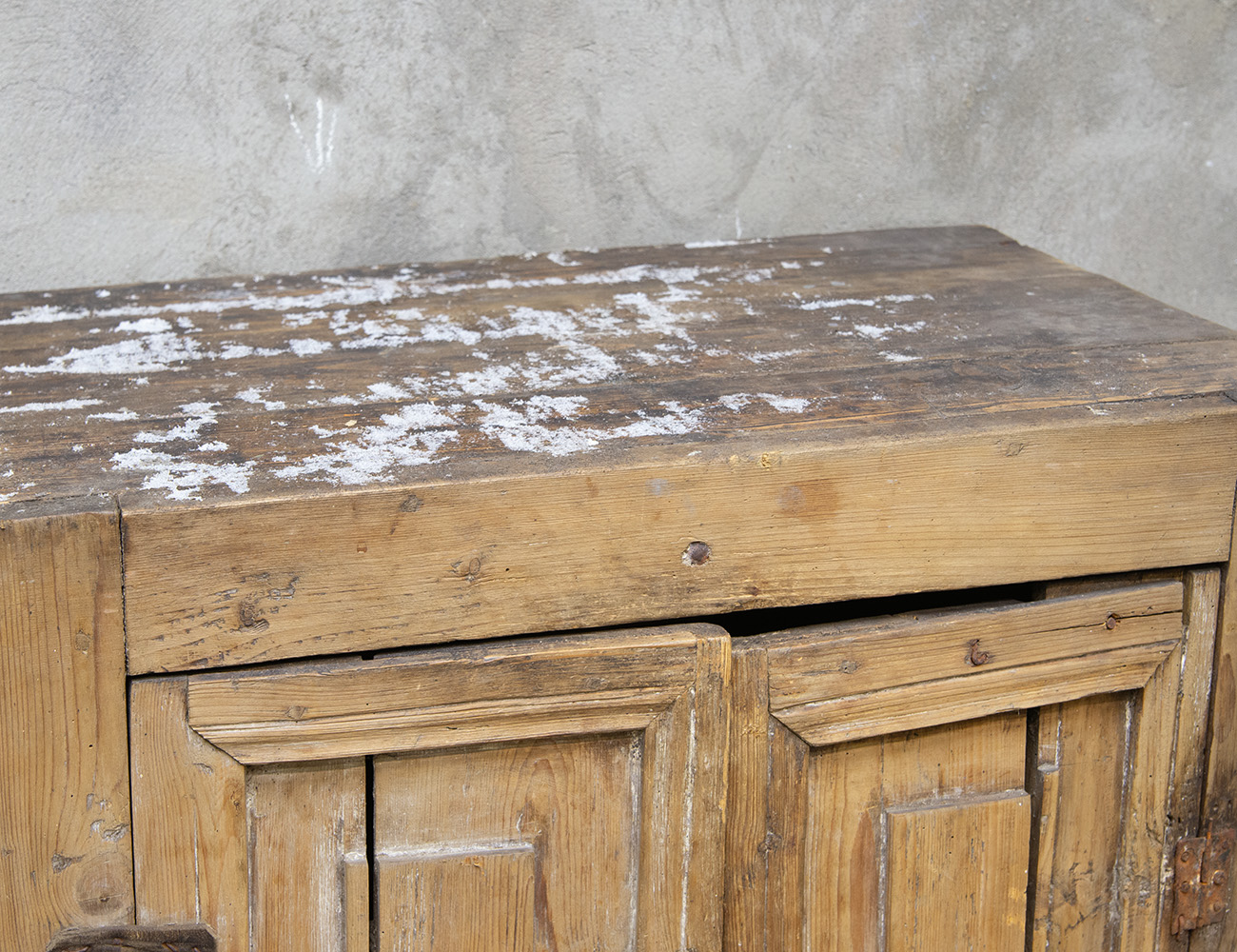 Старинная деревенская тумба