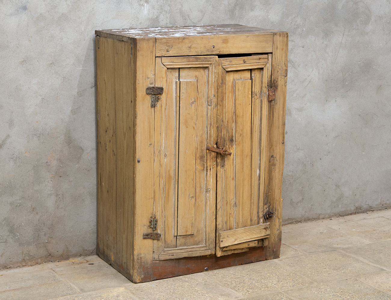 Старинная деревенская тумба