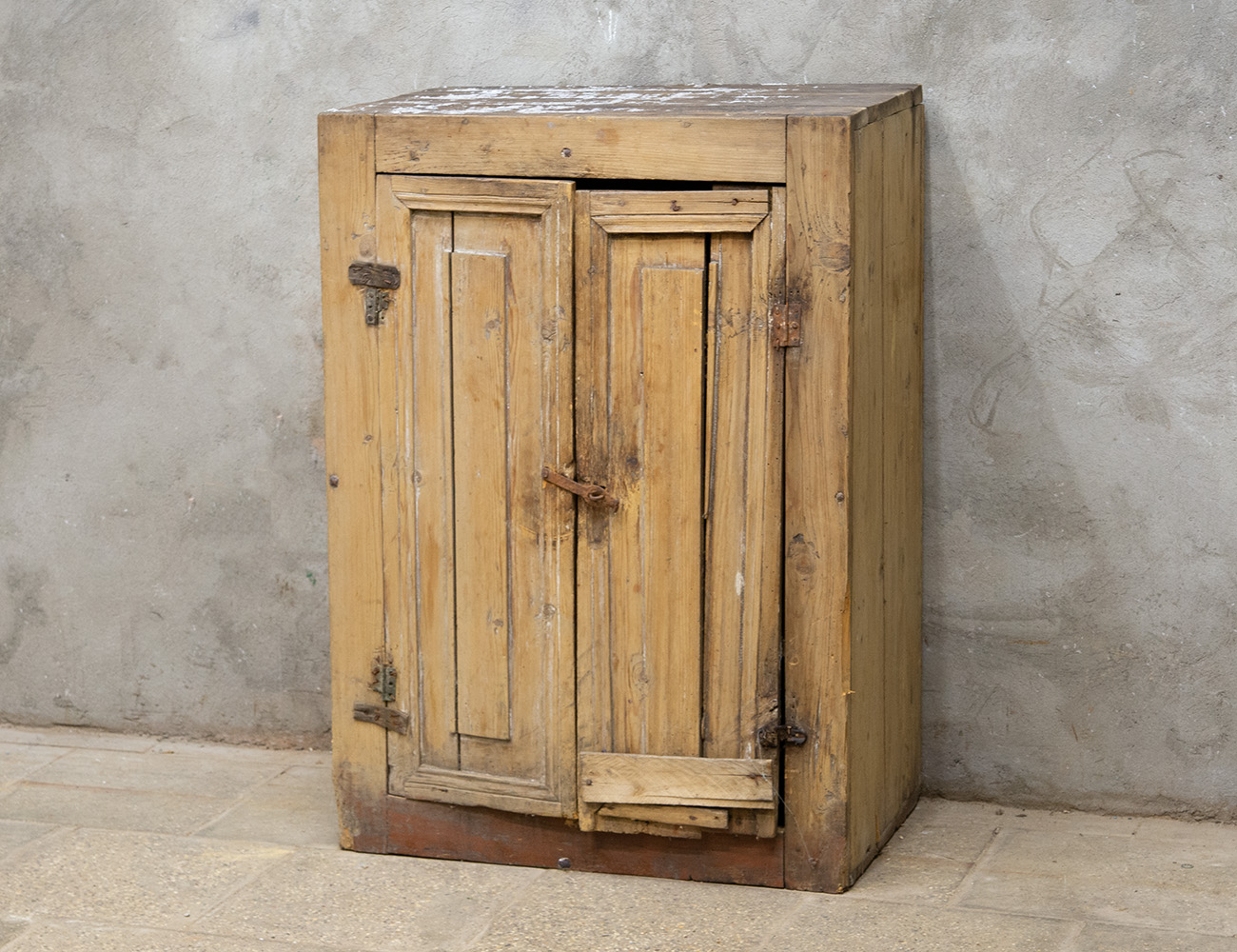 Старинная деревенская тумба