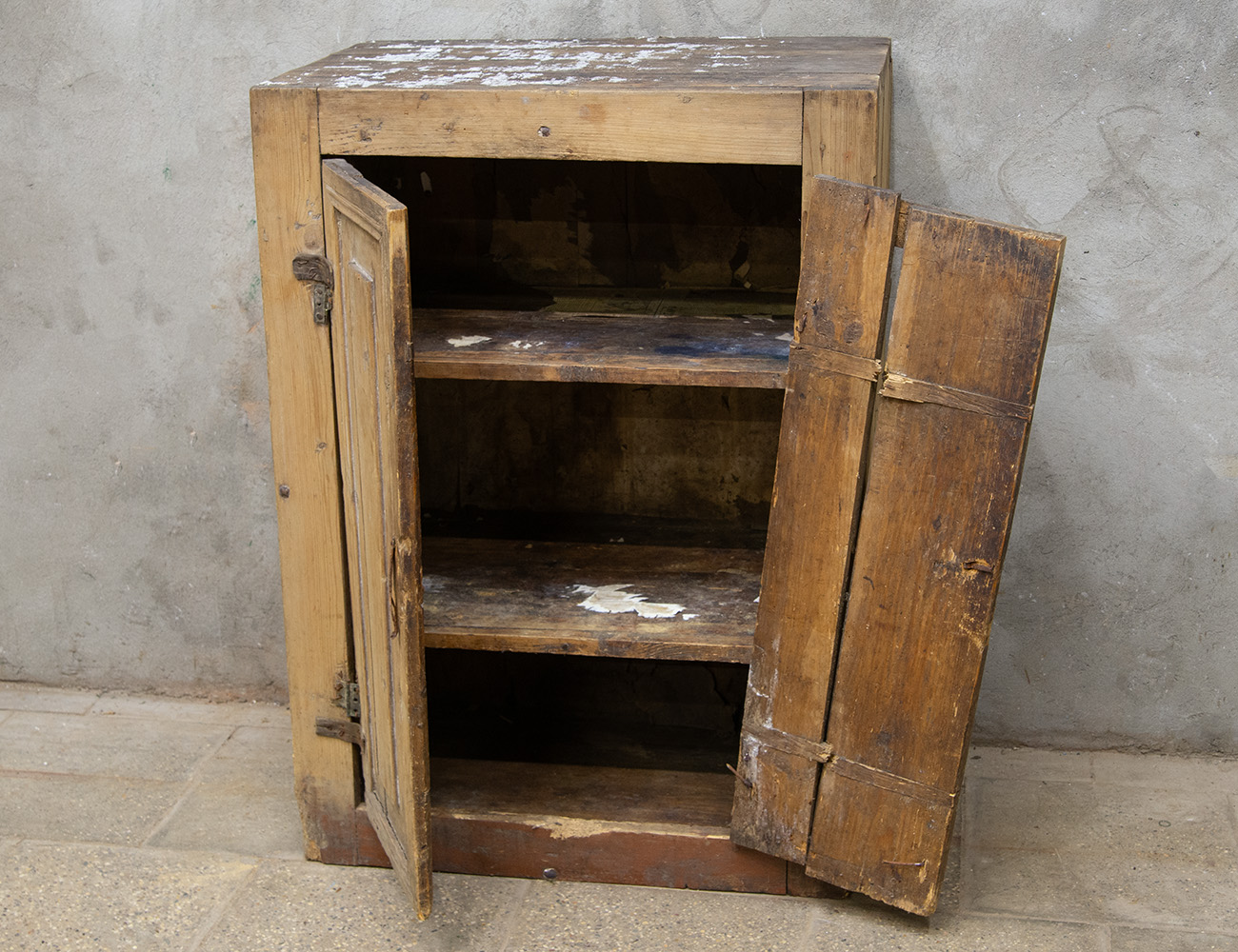 Старинная деревенская тумба