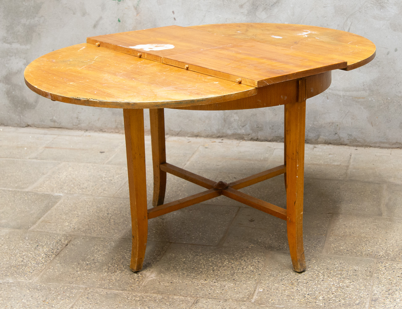 Старинный круглый обеденный стол