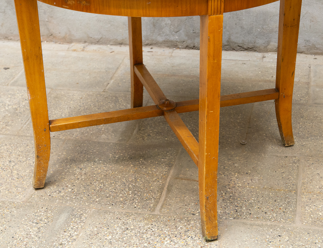 Старинный круглый обеденный стол