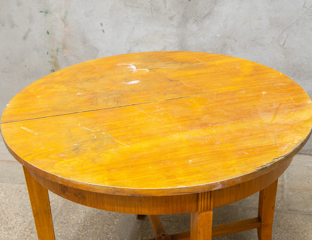 Старинный круглый обеденный стол