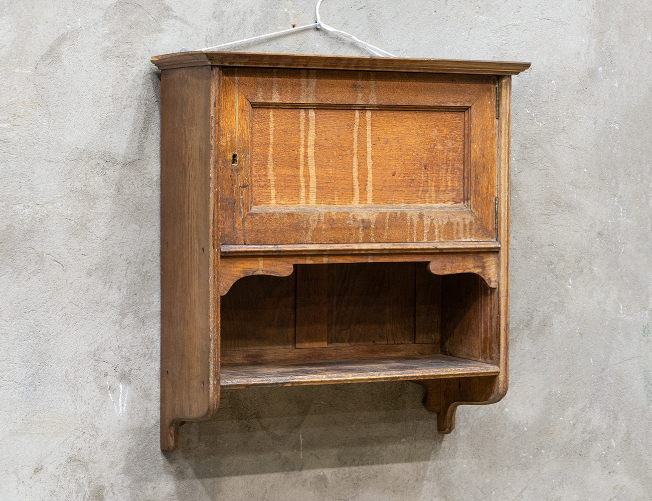 Антикварный дубовый навесной шкаф