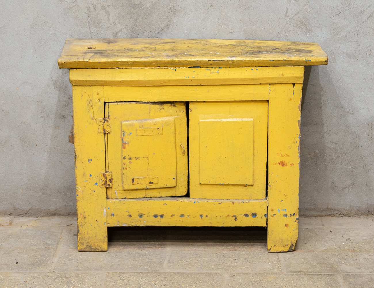 Старинная деревенская тумба