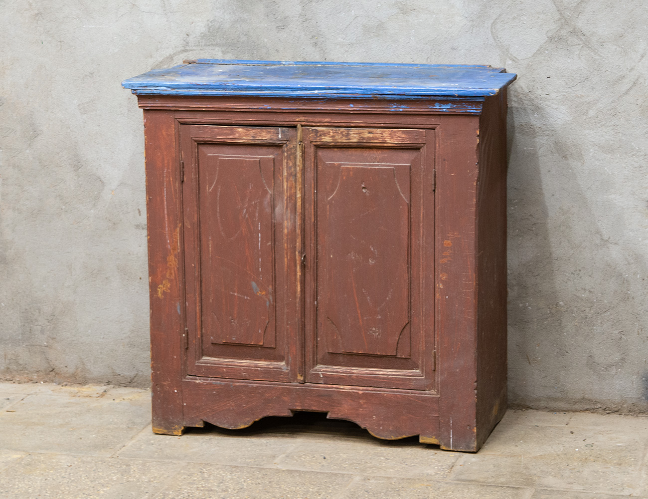 Старинная деревенская тумба