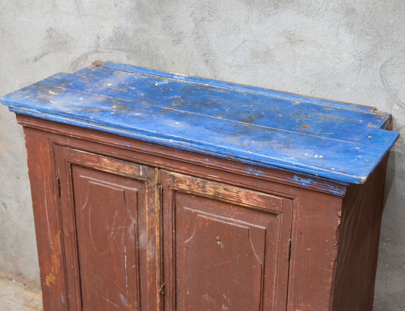 Старинная деревенская тумба