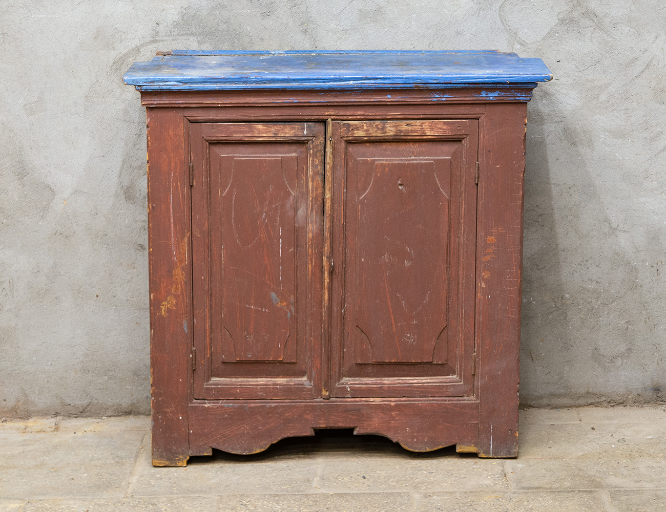 Старинная деревенская тумба