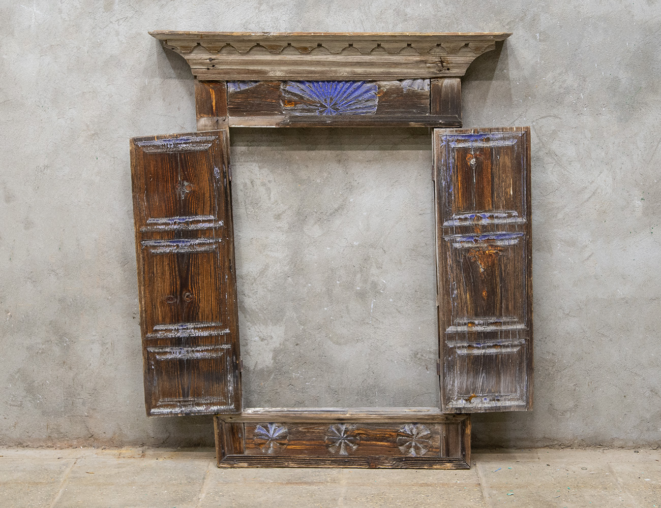 Старинный наличник со ставнями