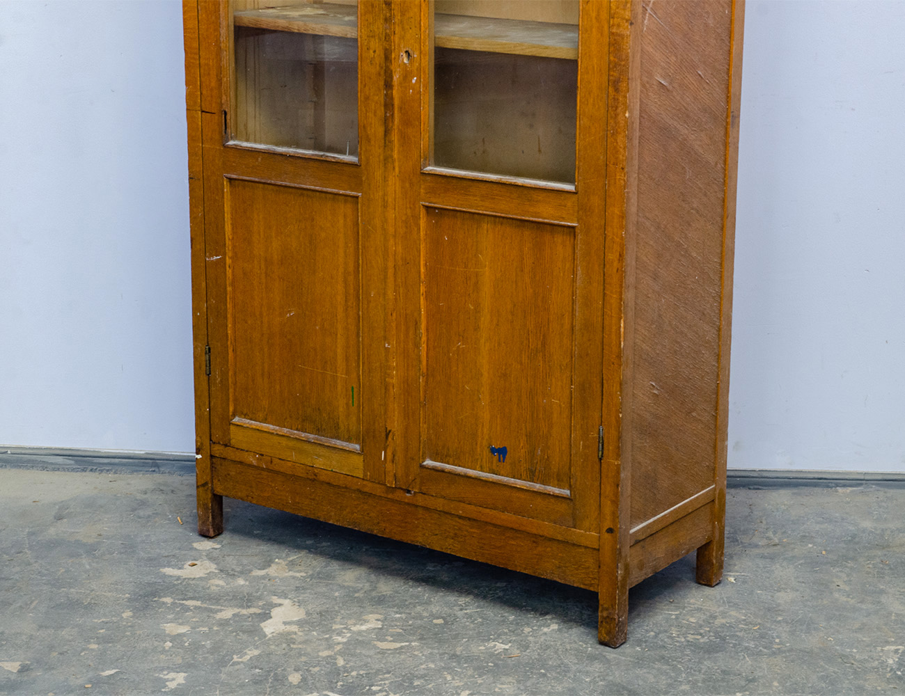 Старинный книжный шкаф