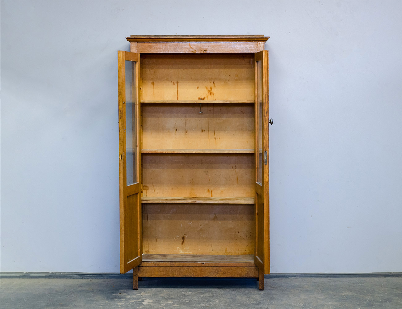 Старинный книжный шкаф