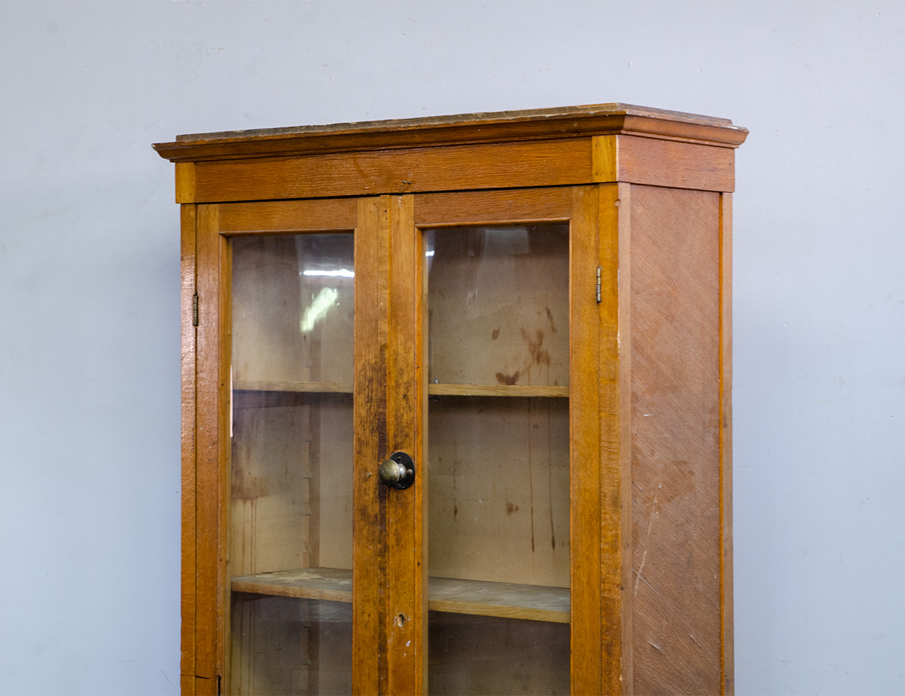 Старинный книжный шкаф