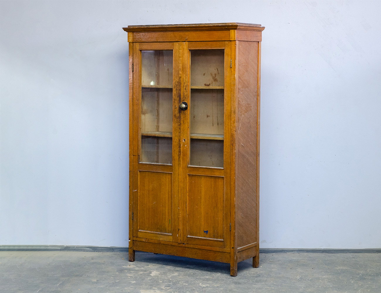 Старинный книжный шкаф