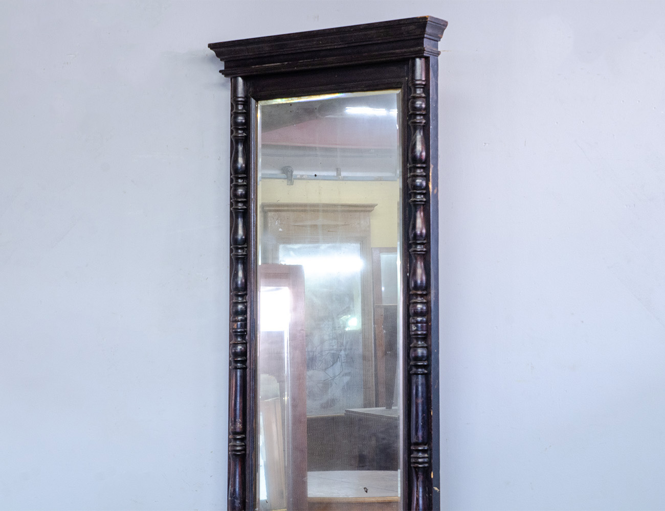 Старинное зеркало с консолью