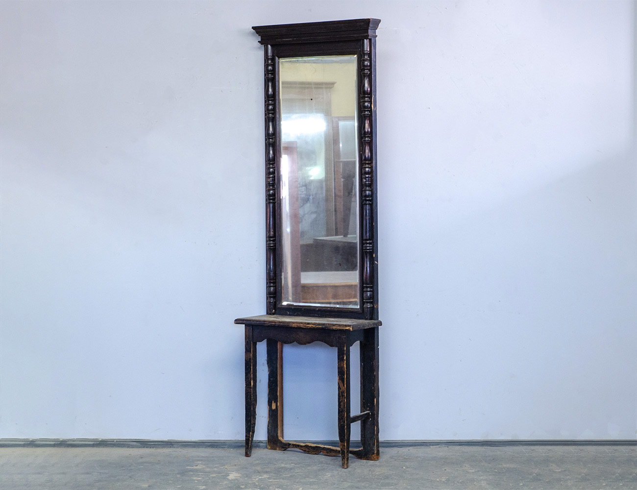 Старинное зеркало с консолью