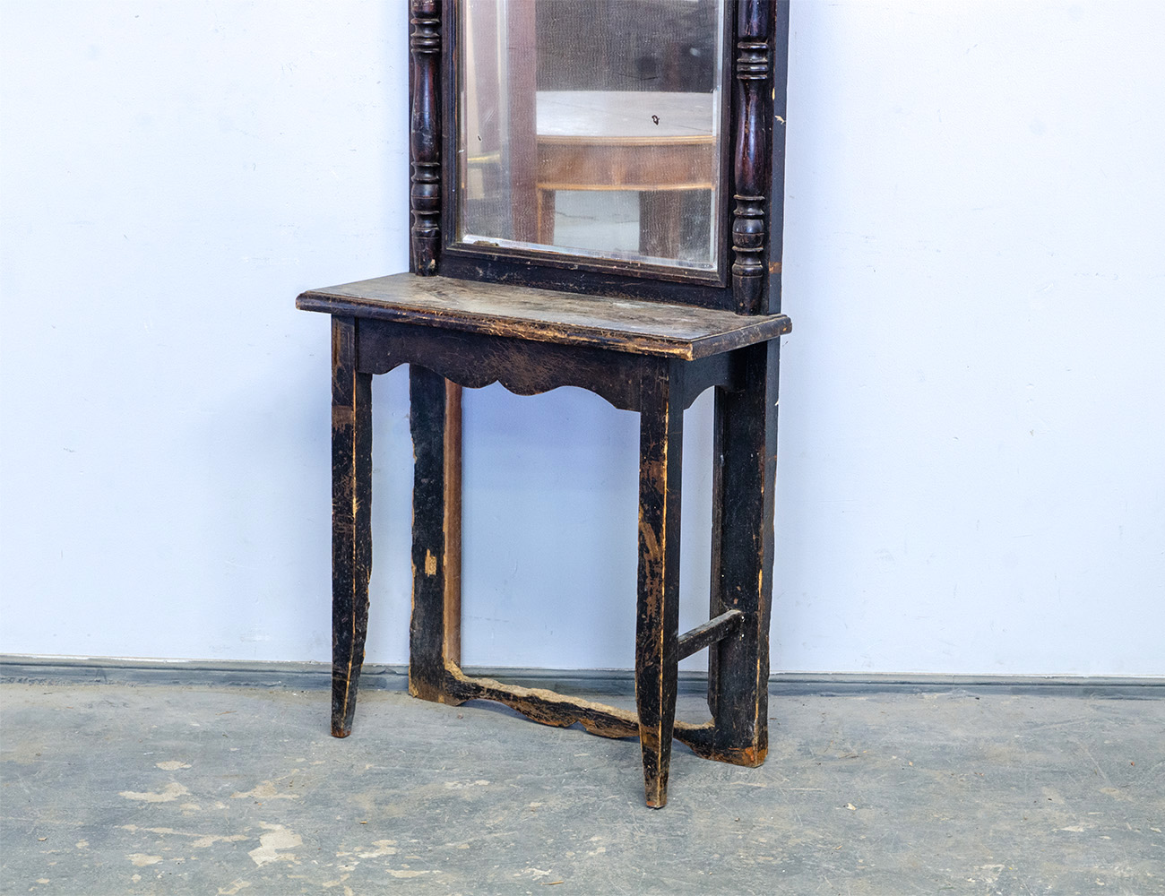 Старинное зеркало с консолью