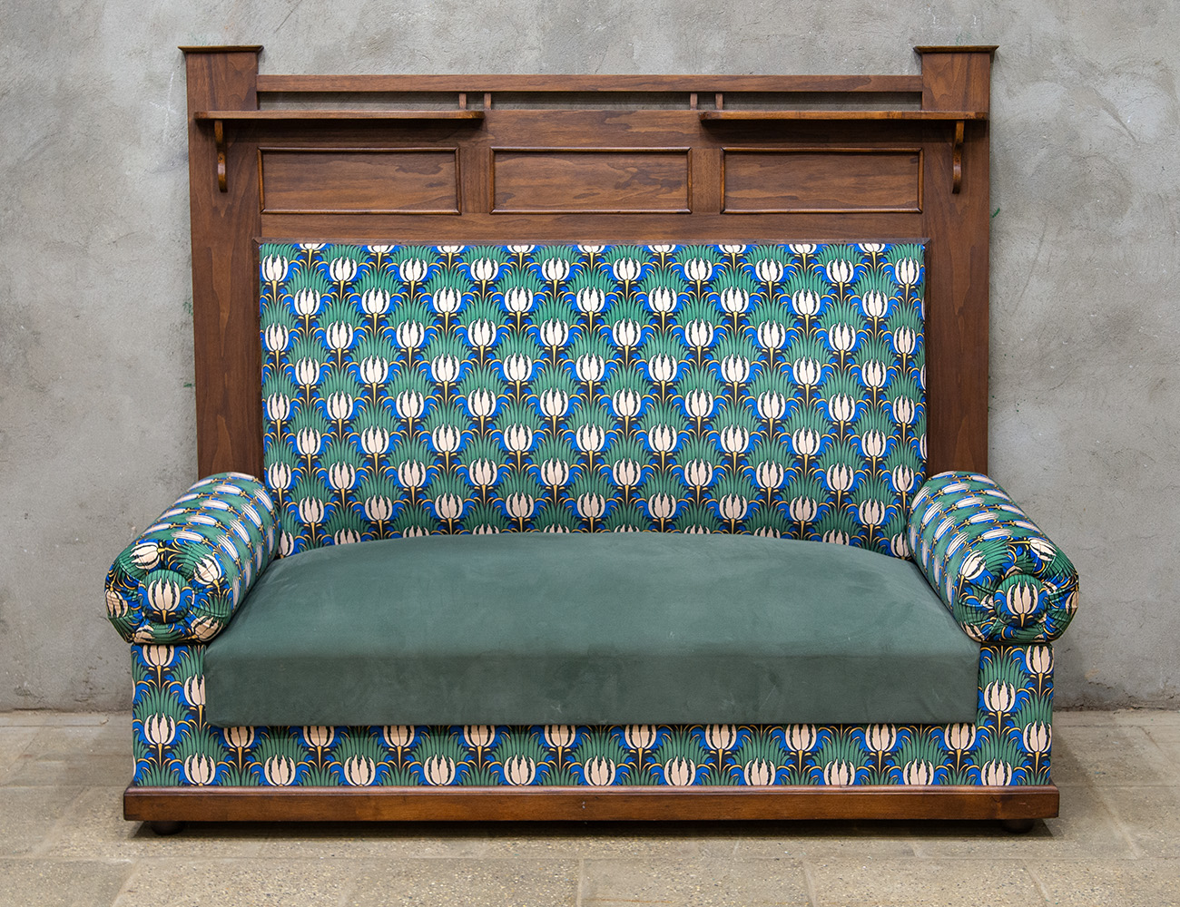 Старинный диван с высокой спинкой