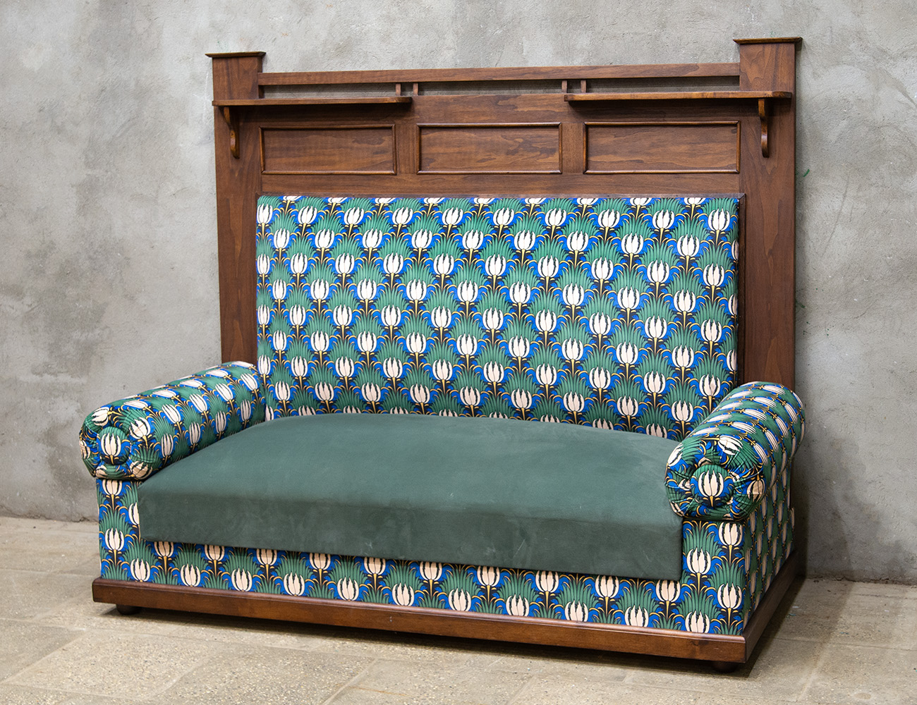 Старинный диван с высокой спинкой