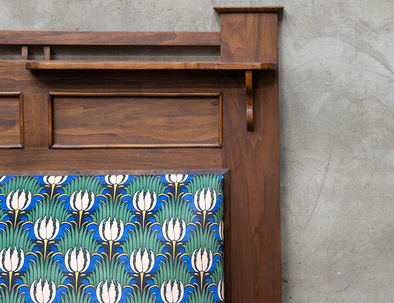 Старинный диван с высокой спинкой