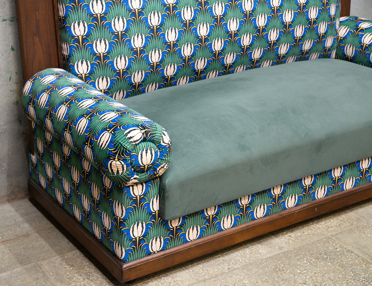 Старинный диван с высокой спинкой