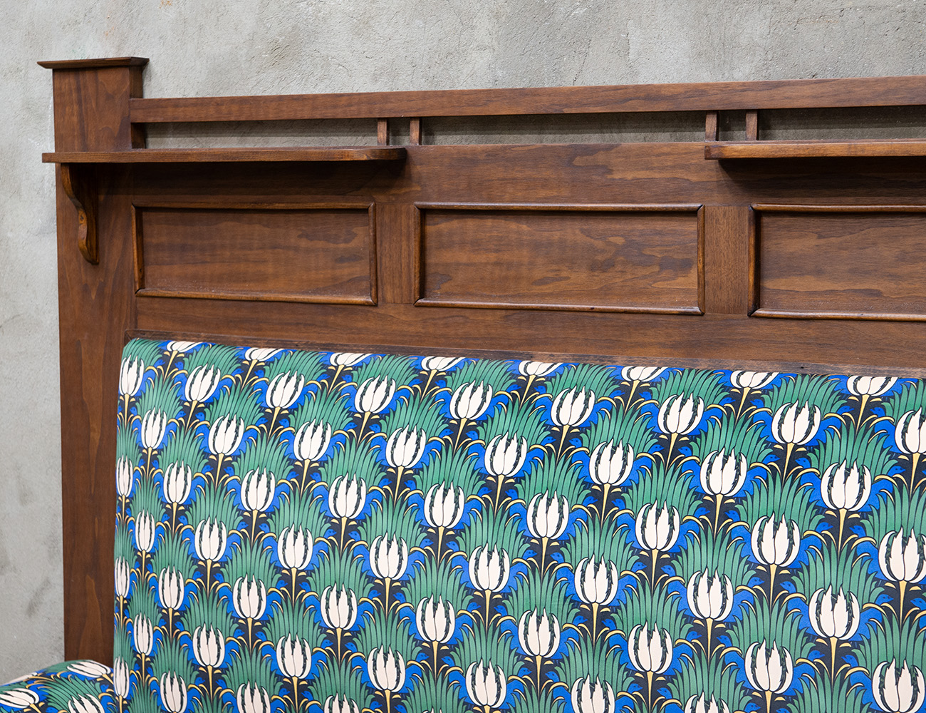 Старинный диван с высокой спинкой