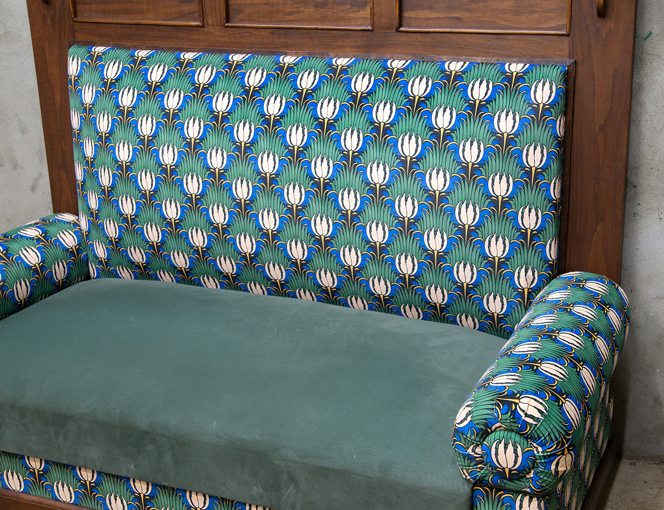 Старинный диван с высокой спинкой