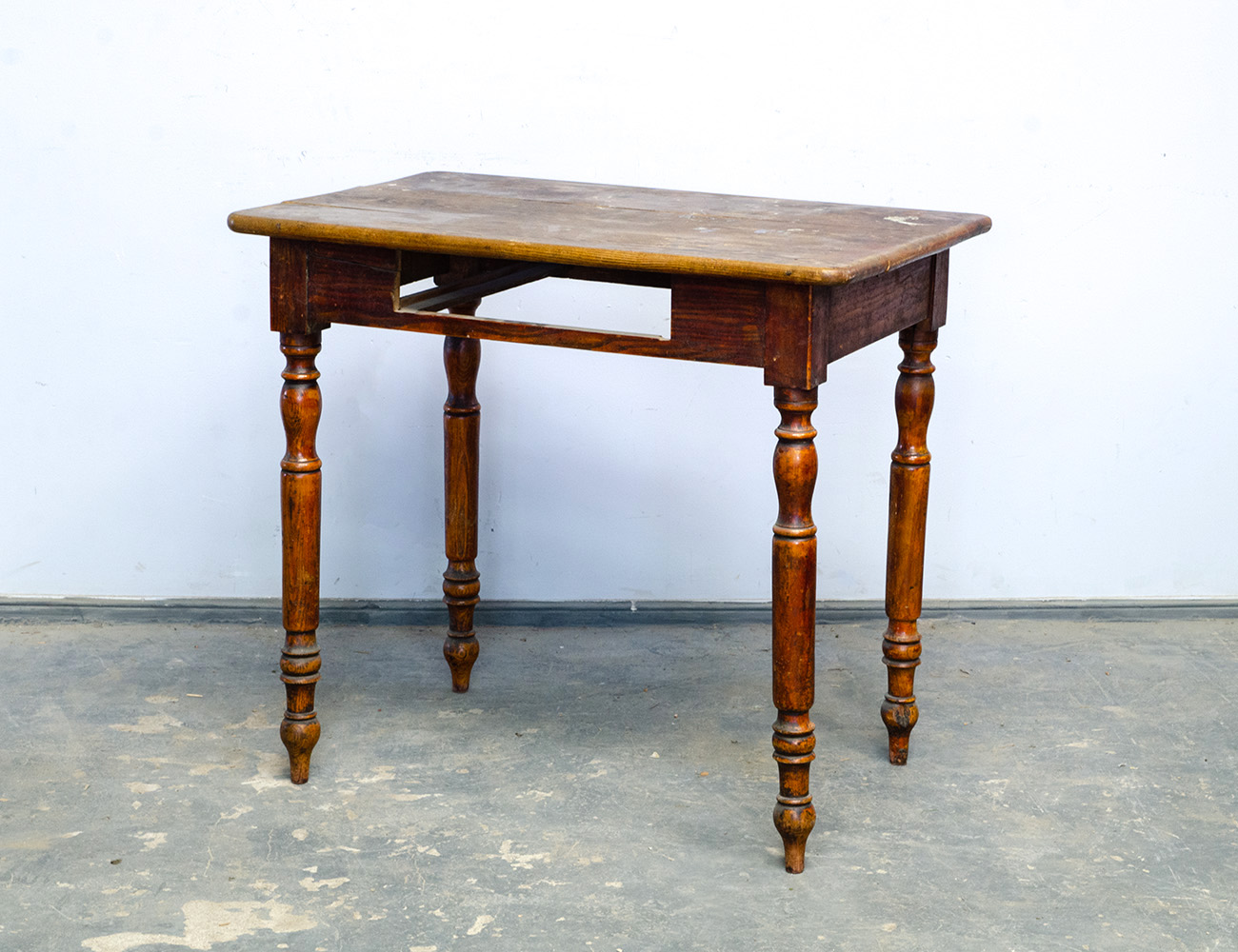 Старинный приставной столик