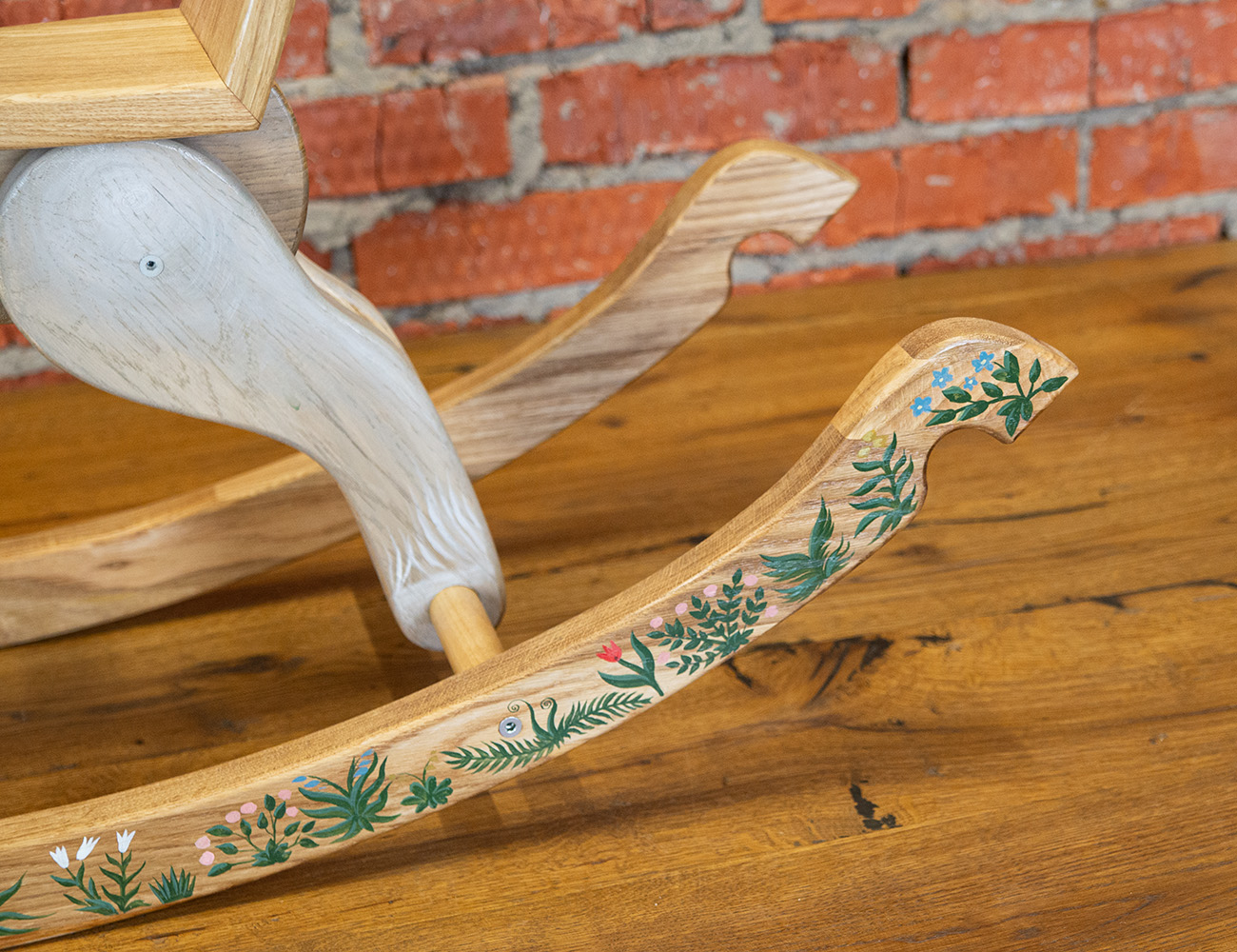 Лошадка-качалка с декоративной росписью