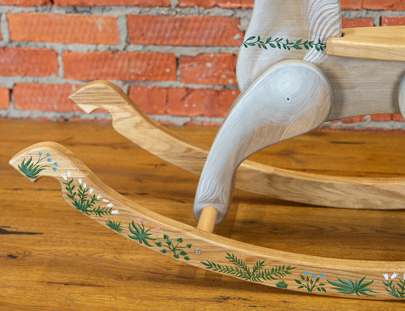 Лошадка-качалка с декоративной росписью