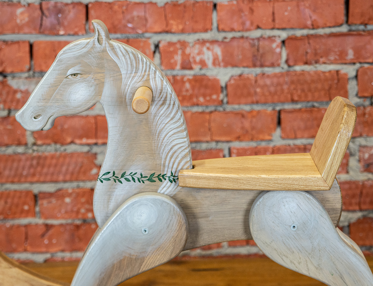 Лошадка-качалка с декоративной росписью