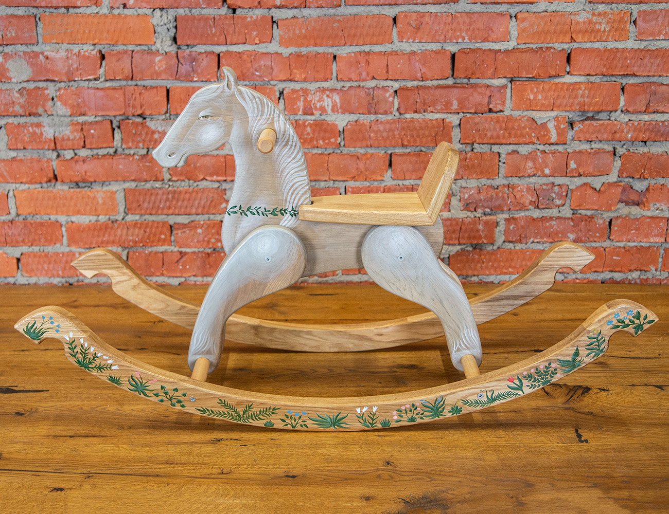 Лошадка-качалка с декоративной росписью