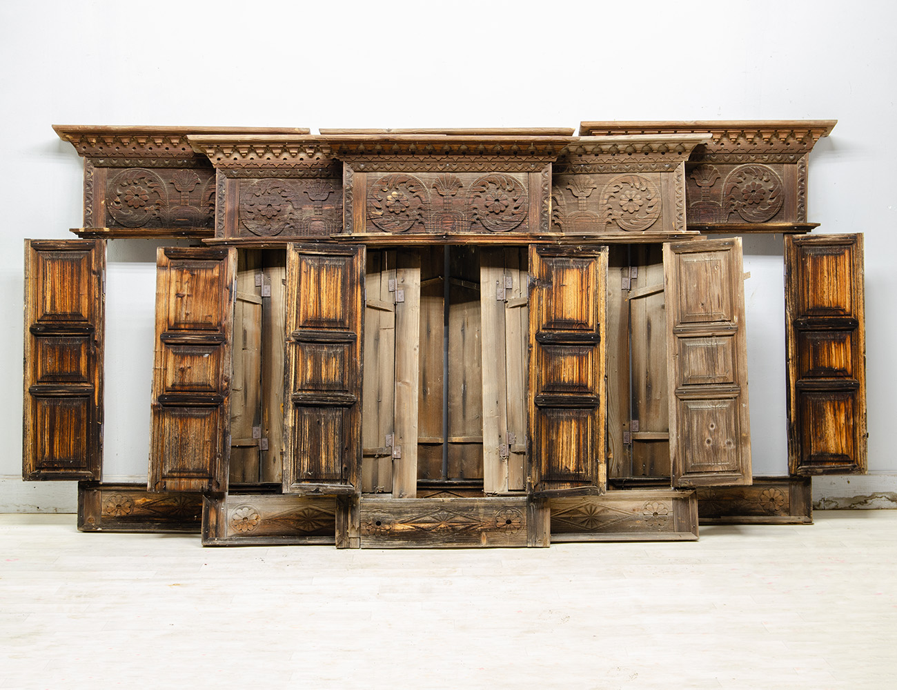 Старинные наличники со ставнями