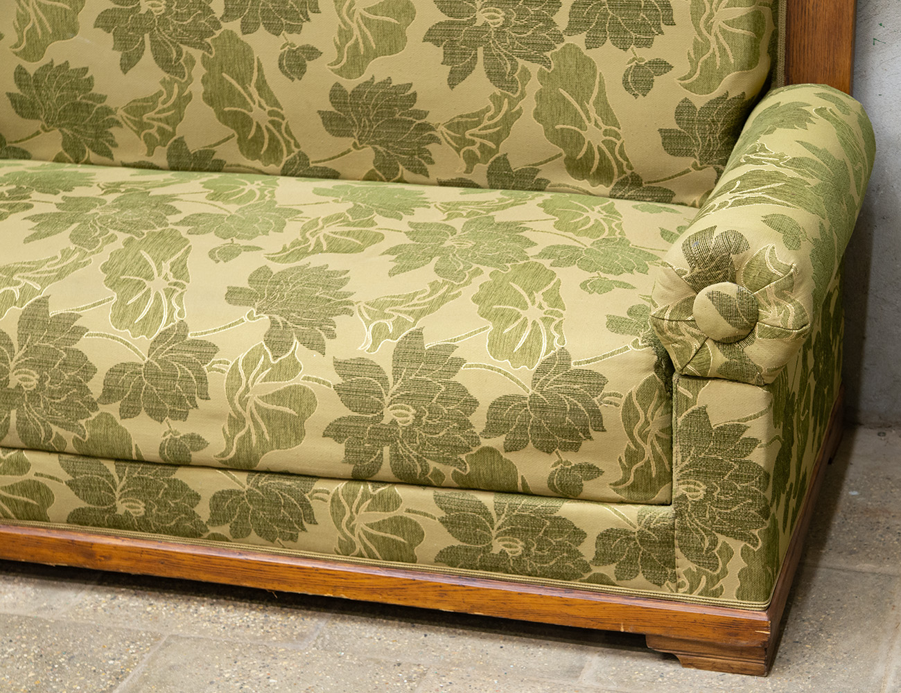 Старинный диван с высокой спинкой