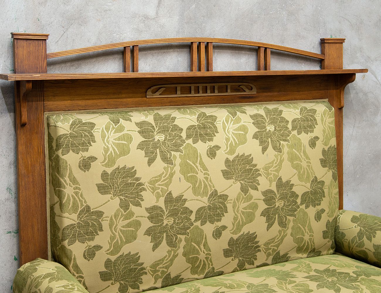 Старинный диван с высокой спинкой